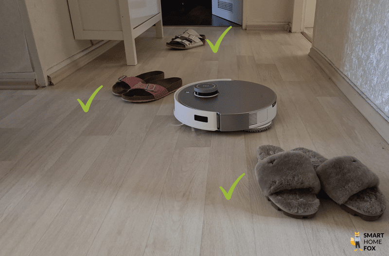 Das Ergebnis des ECOVACS DEEBOT T20 OMNI bei Hinderniserkennungstest von größeren Objekten ist zu sehen.